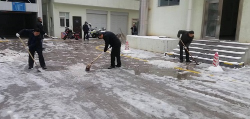 山西省盐业集团开展扫雪活动保障职工出行安全